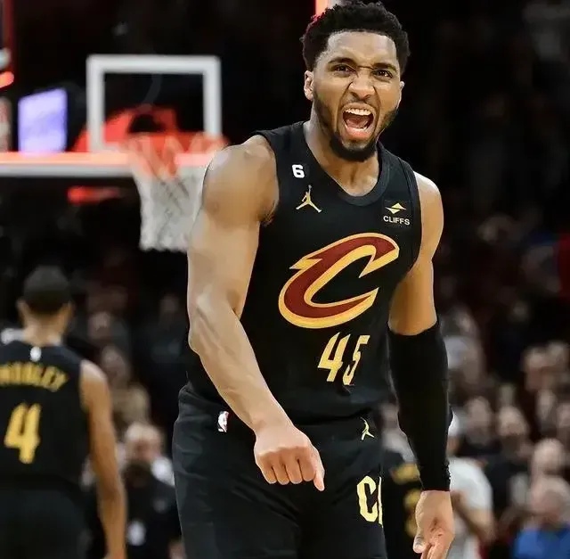 爵士客场惨败快船，米切尔表现不佳