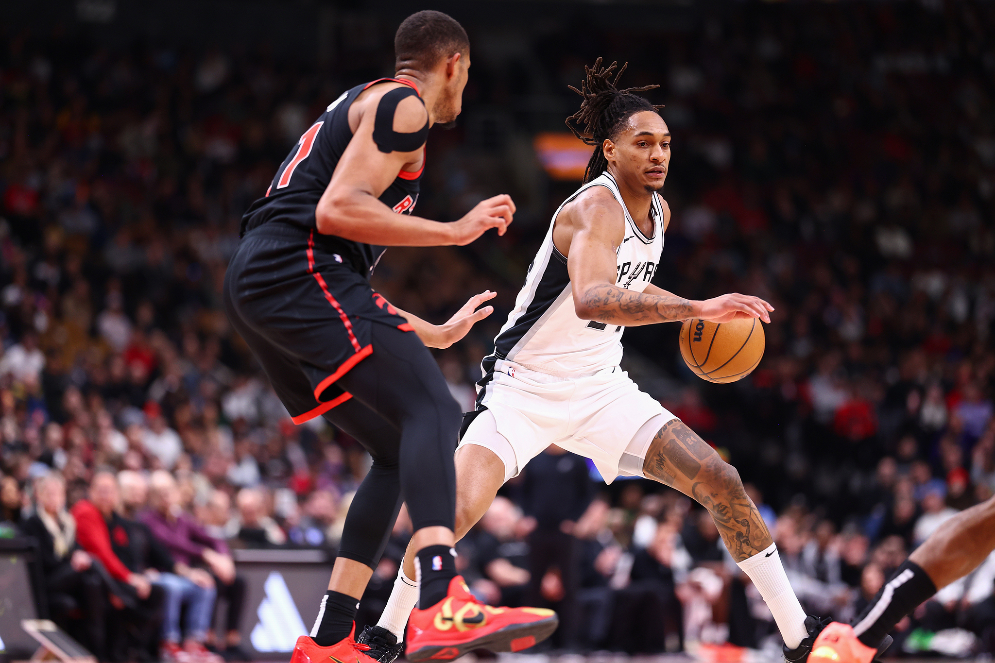 猛龙惜败马刺，范弗利特全场贡献分