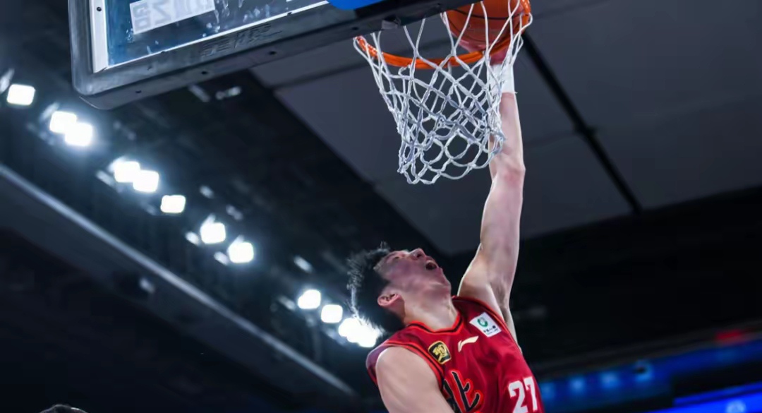 篮球巨星受伤退出赛季，球队备战艰难