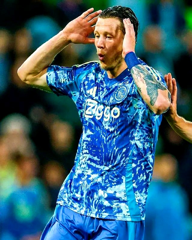 包含阿贾克斯客场逆转，晋级前景堪忧的词条