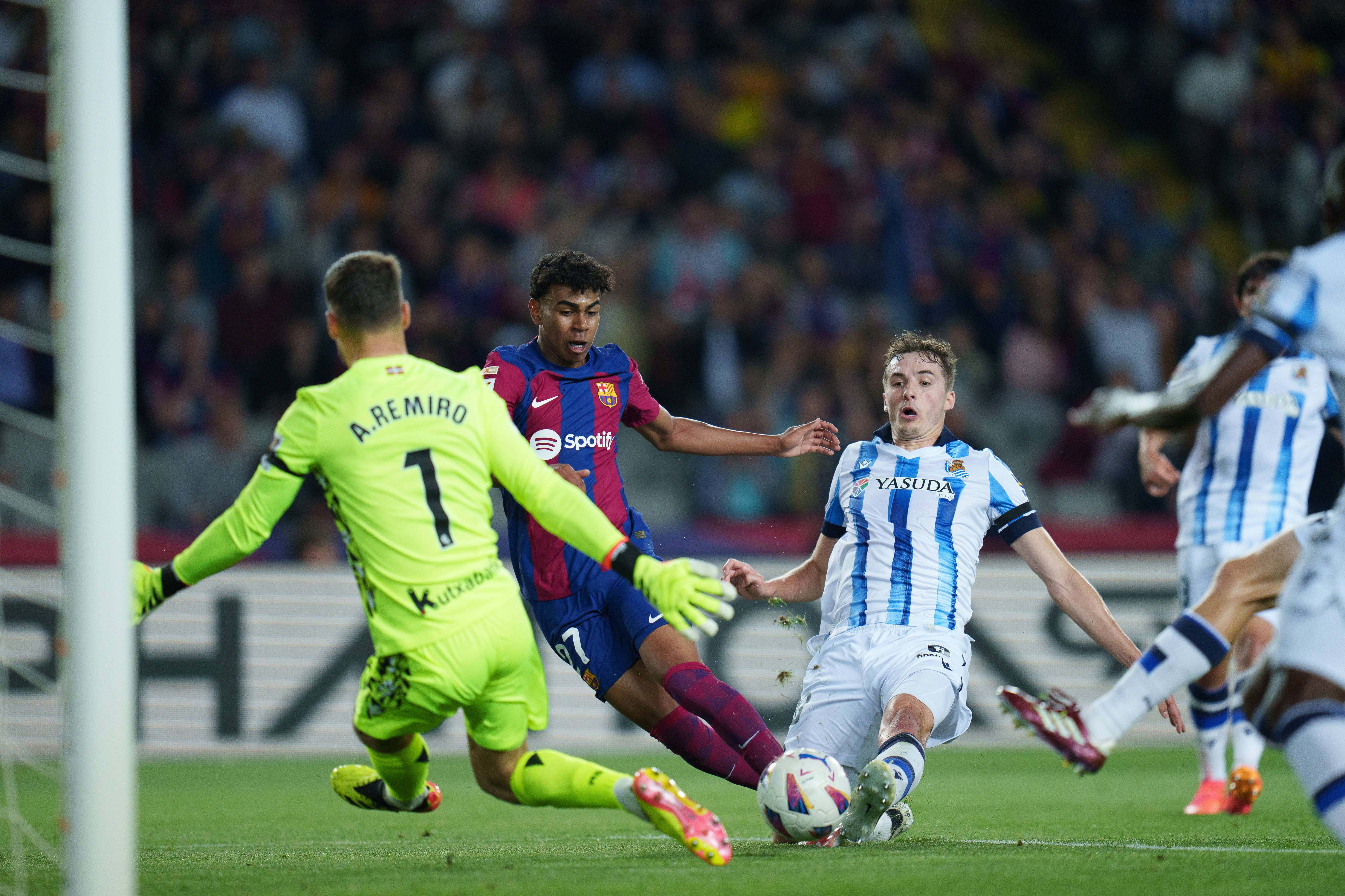 足球界的热门赛事引发球迷热情