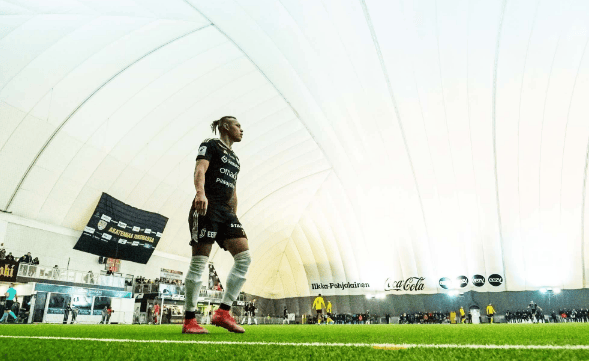 关于实力强弱对决，球场悬念迭起，谁将崭露头角的信息