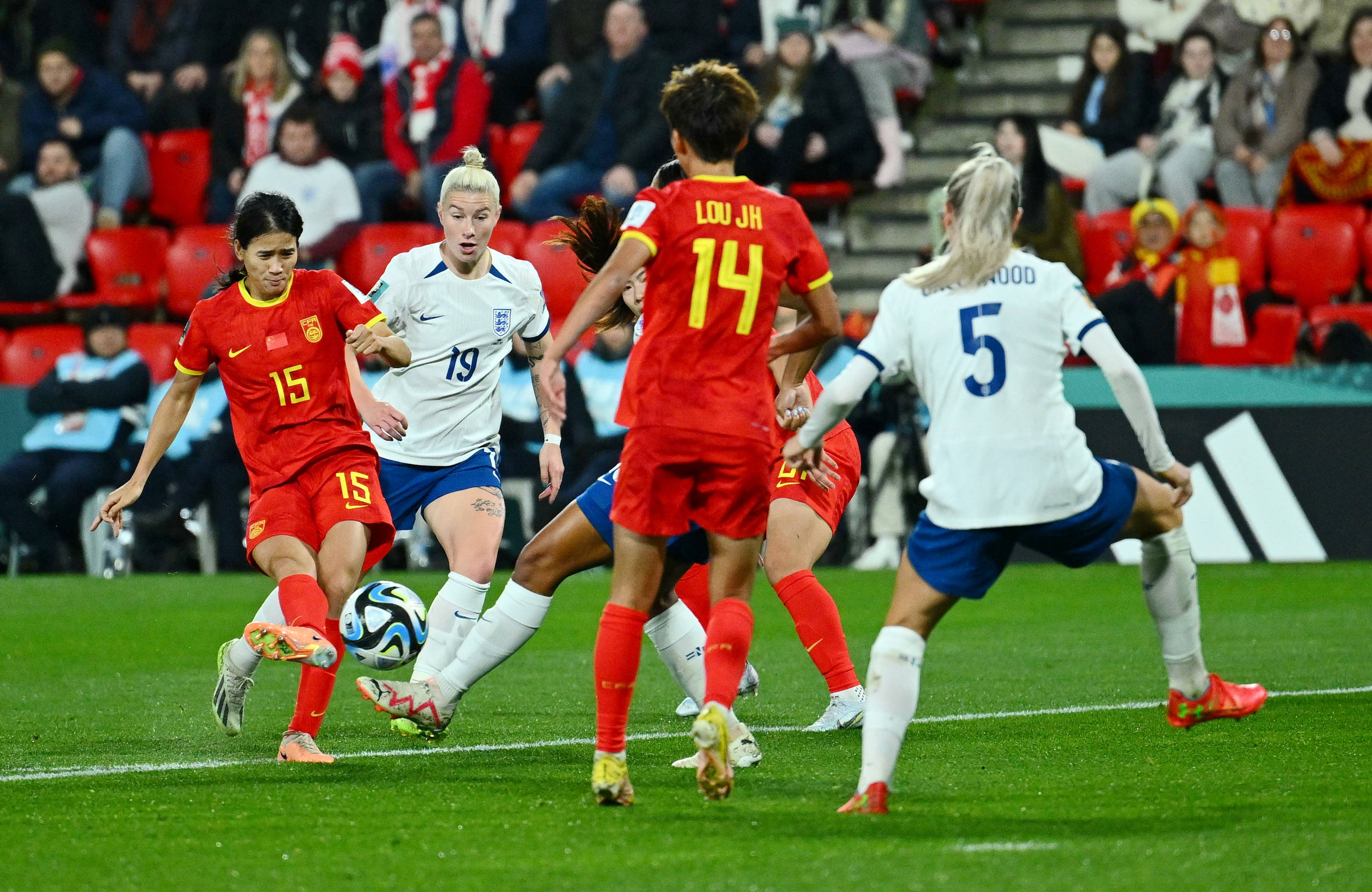 世界女足比赛现场气氛火爆，球员表现抢眼