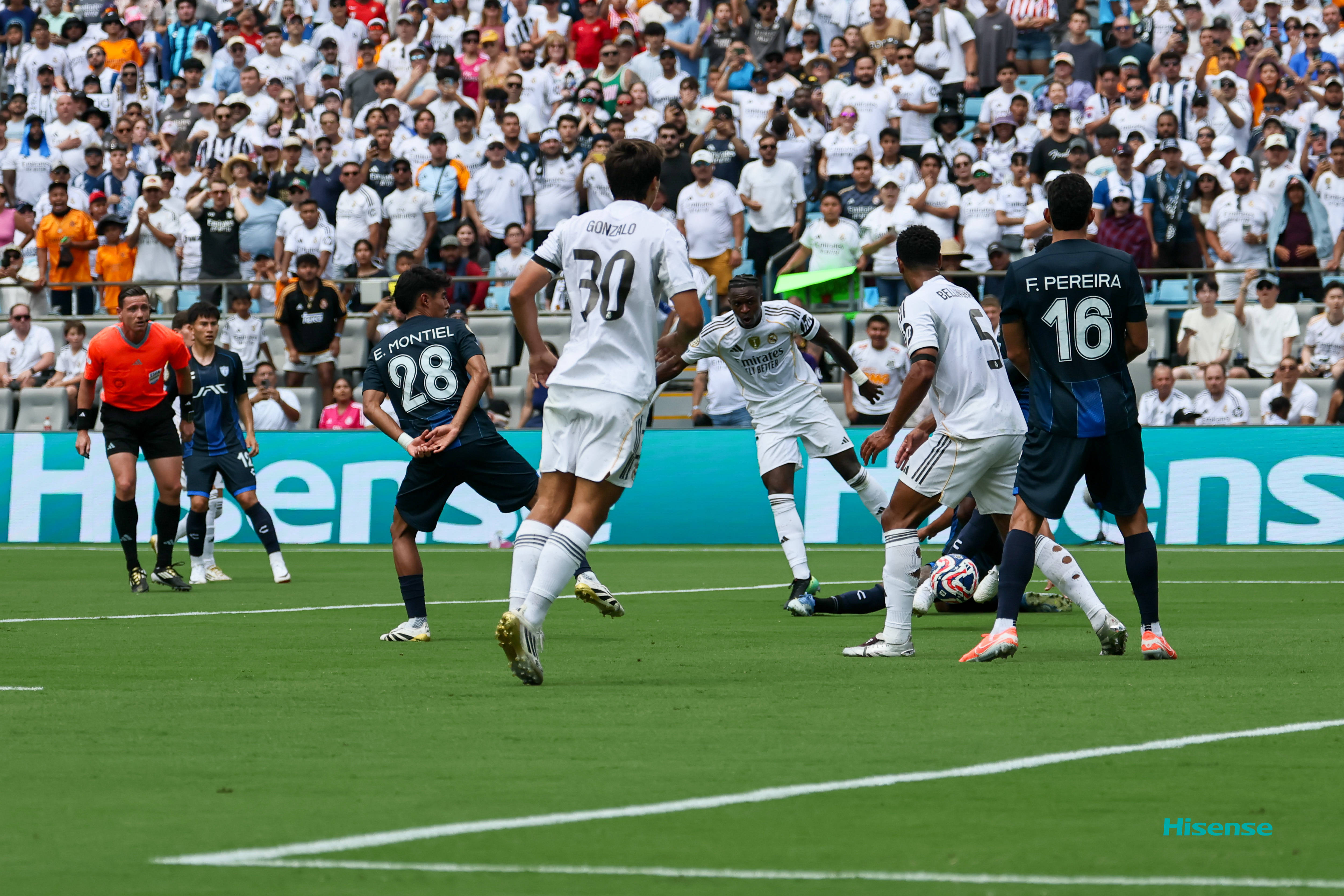 关于欧洲国际比赛激烈较量，双方火花四溅的信息