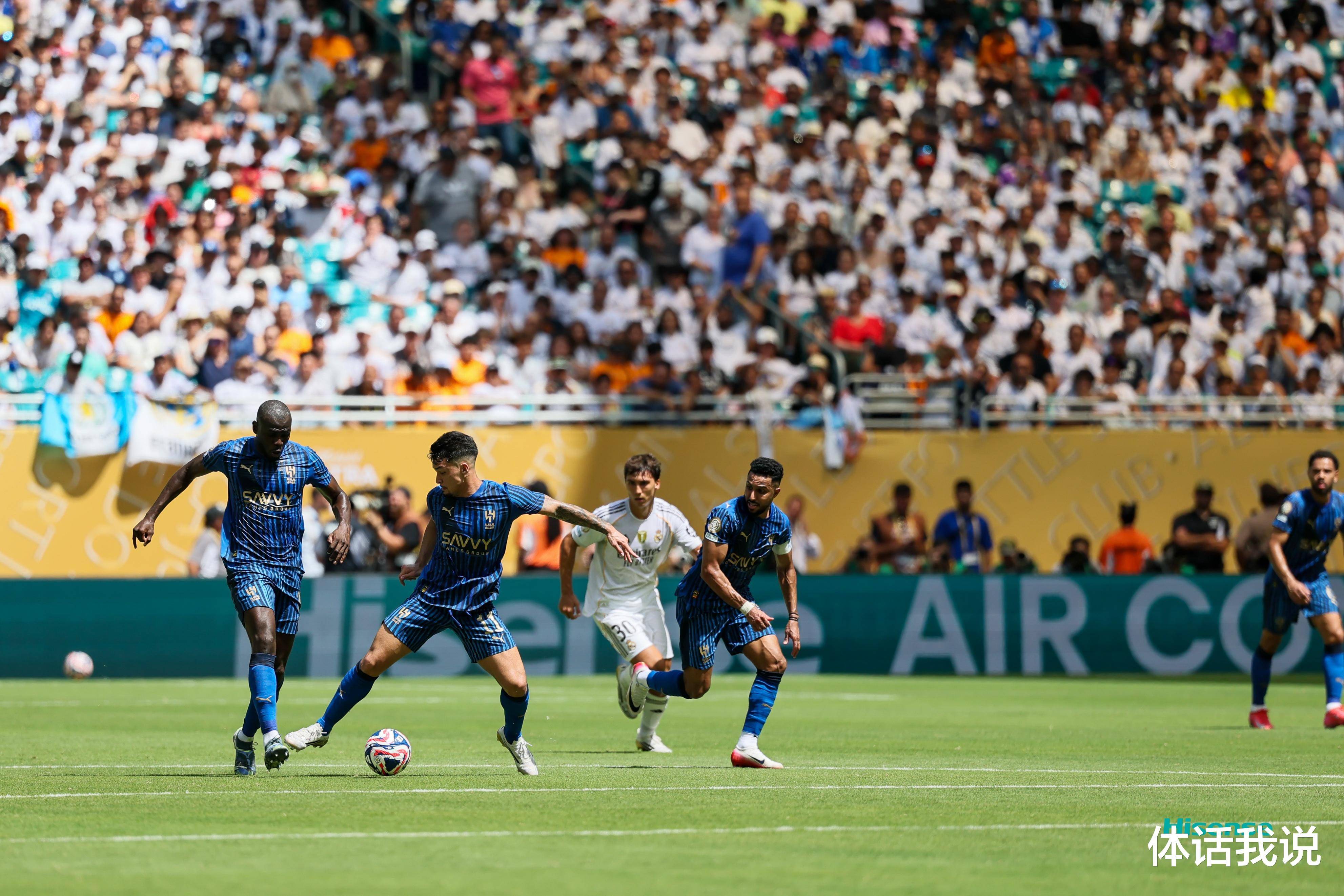 亚洲足球杯赛场上对决激烈，精彩纷呈