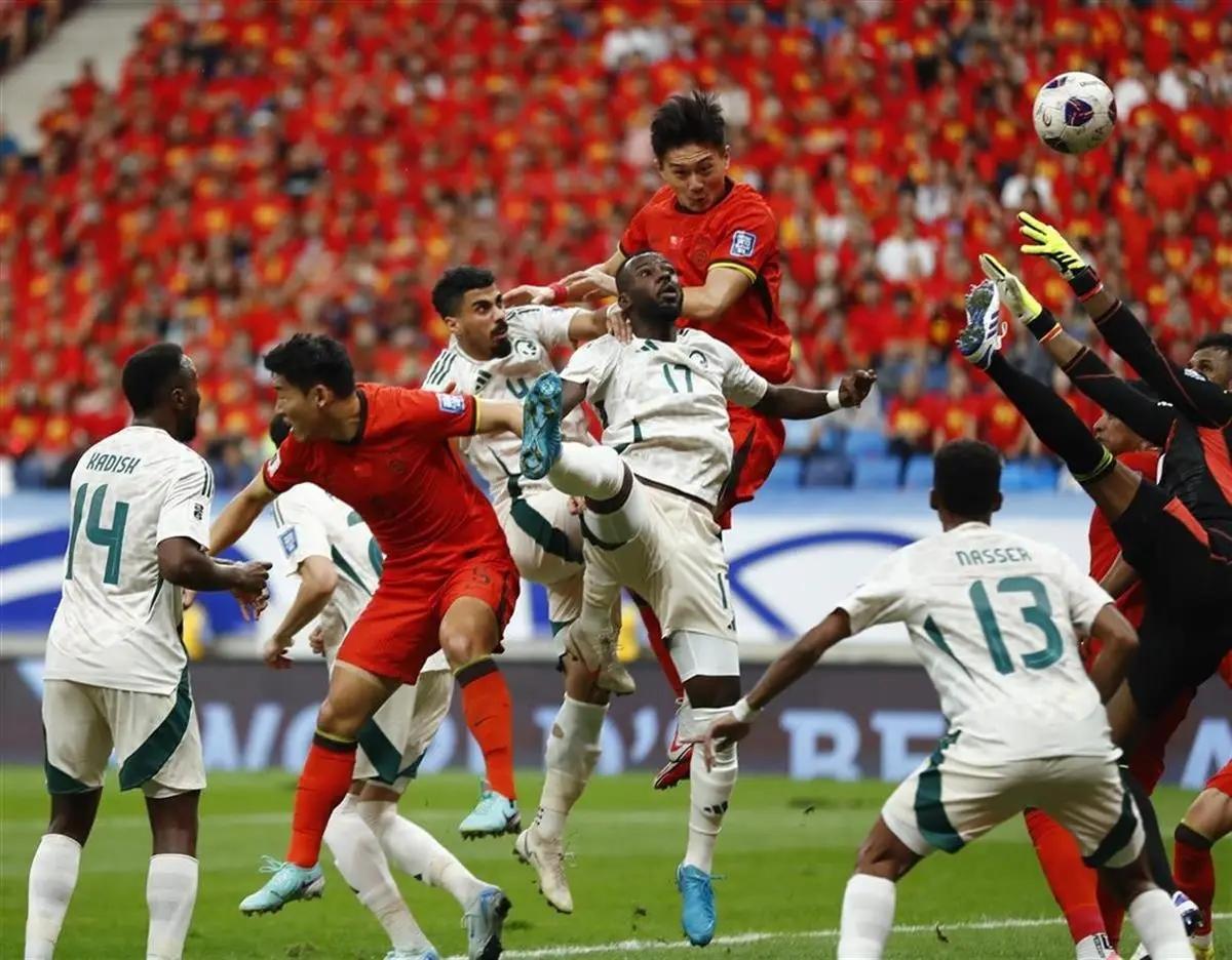 亚洲足球杯赛场上对决激烈，精彩纷呈