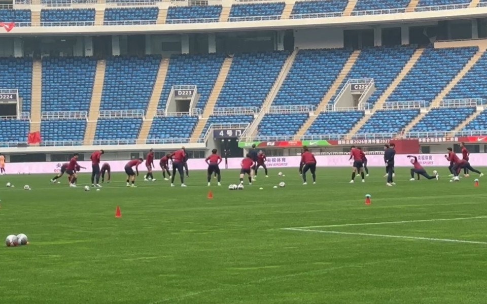 新加坡球员展示健身训练成果