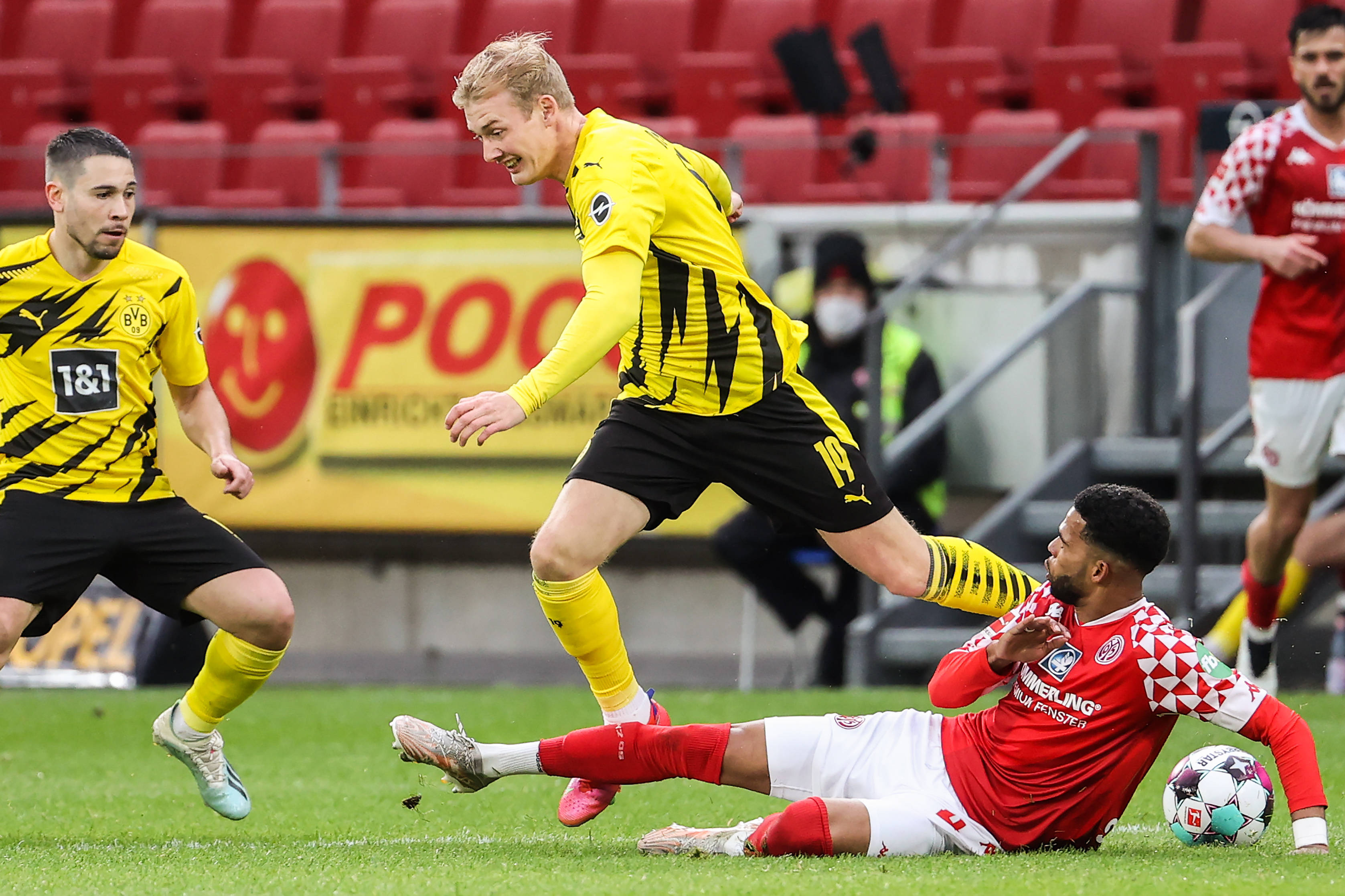 多特蒙德门将发挥神勇，助球队取得胜利