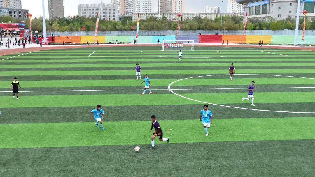 红火足球比赛沸腾赛场，球员拼搏奉献精神可嘉的简单介绍