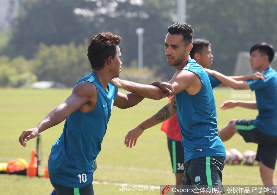 富力队主场气氛火爆，球迷为球队加油助威的简单介绍