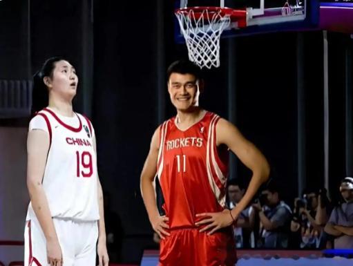 姚明带领篮球明星赛场，球迷欢呼雀跃