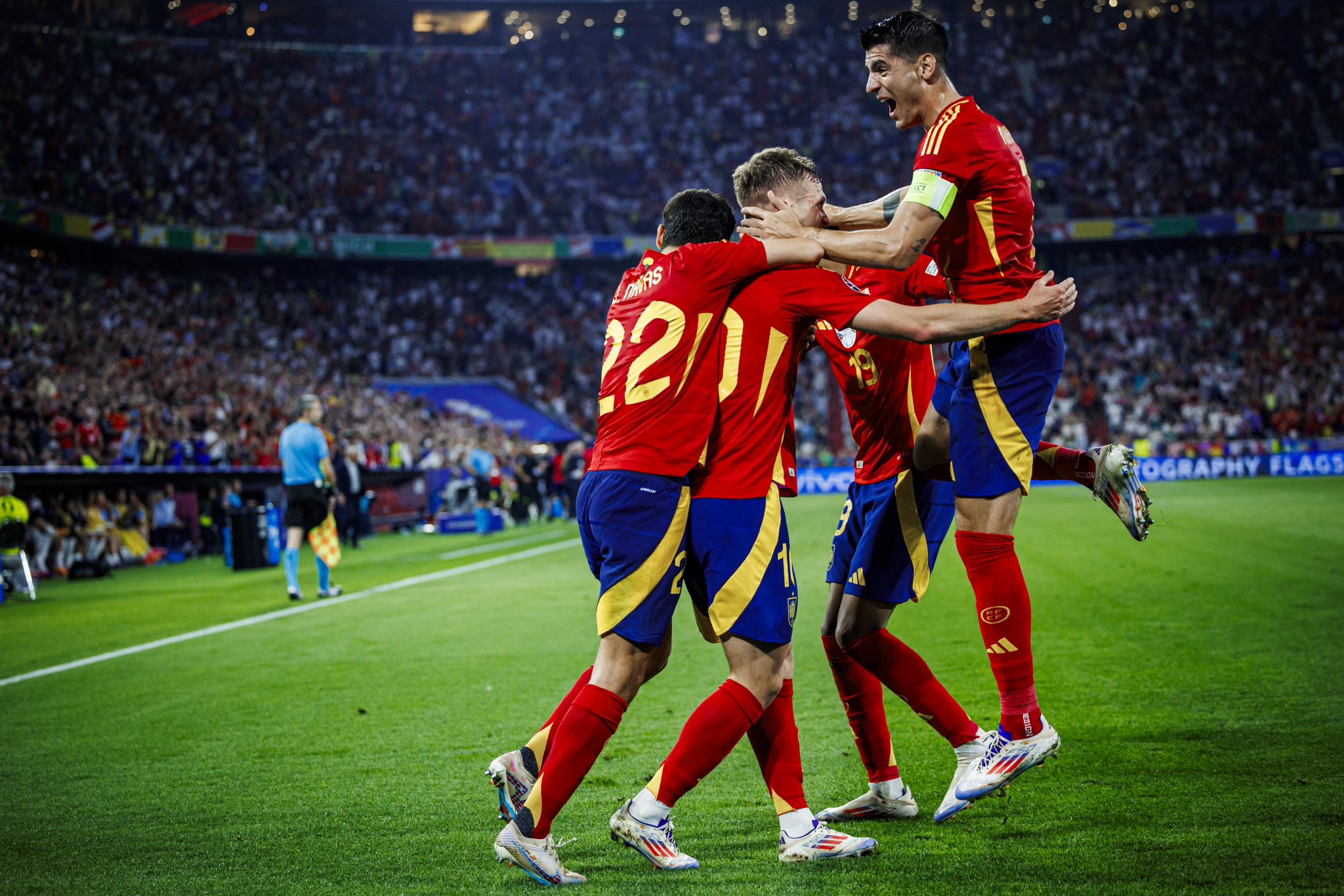 关于激动人心的对局展现了球队的团结和拼搏的信息