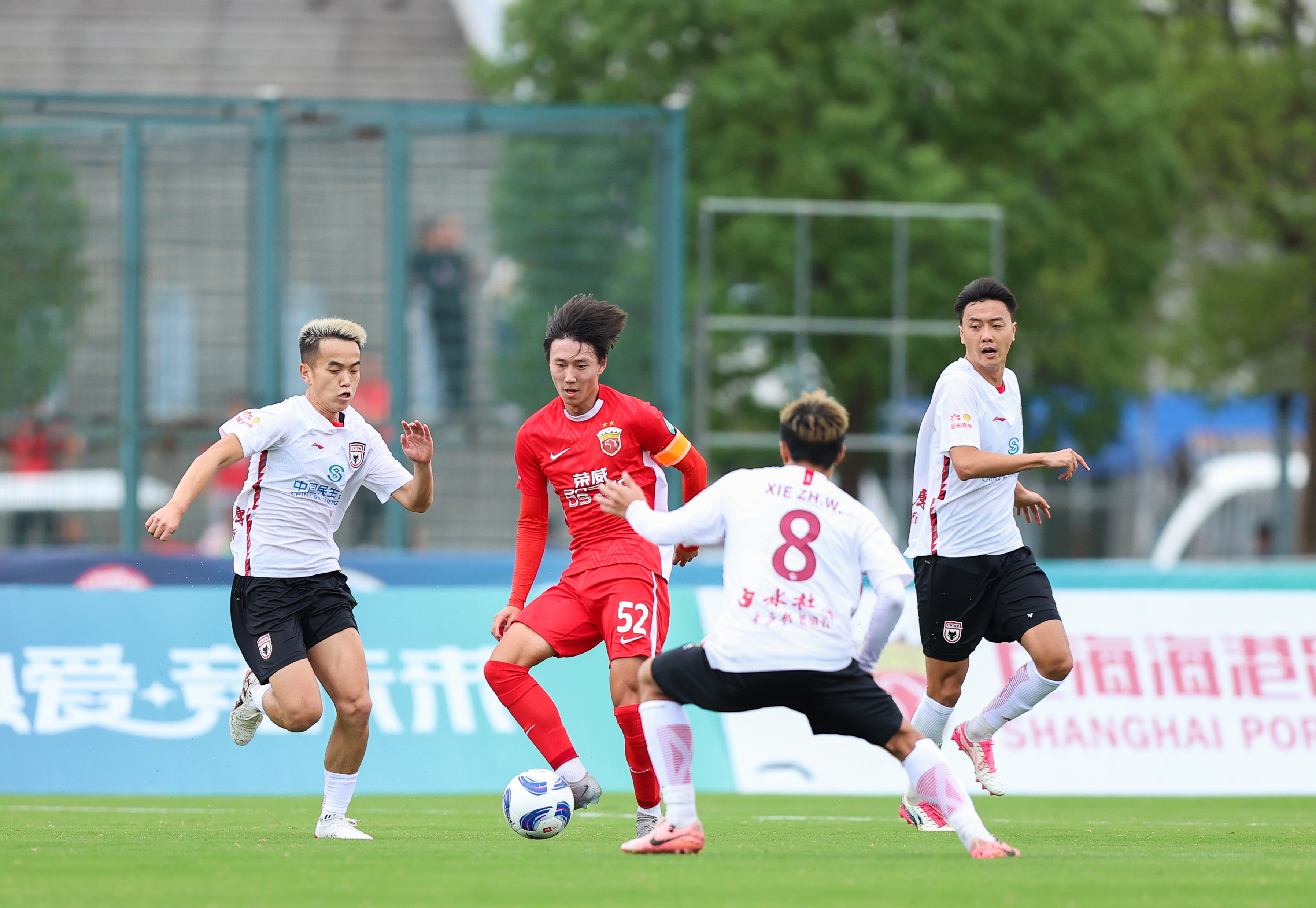 比赛中某队掌握机会凭借精湛表现打败对手