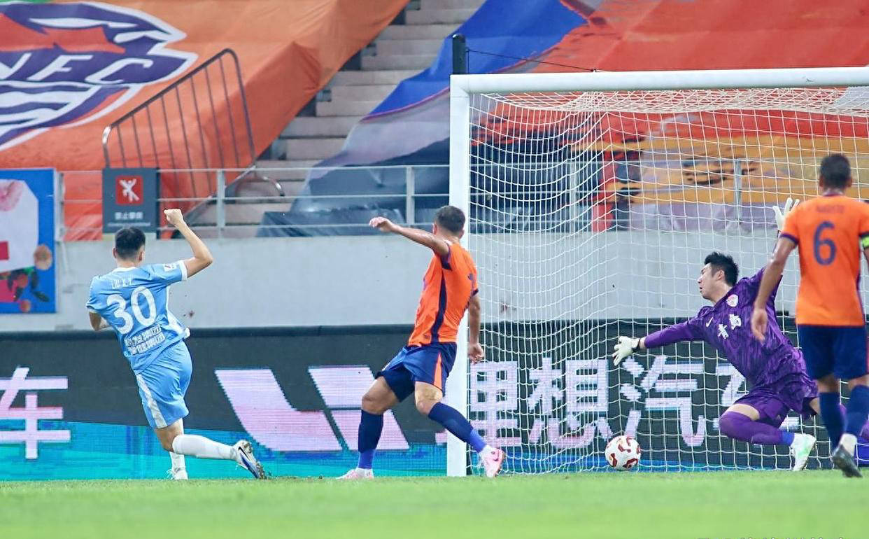 比赛中某队掌握机会凭借精湛表现打败对手