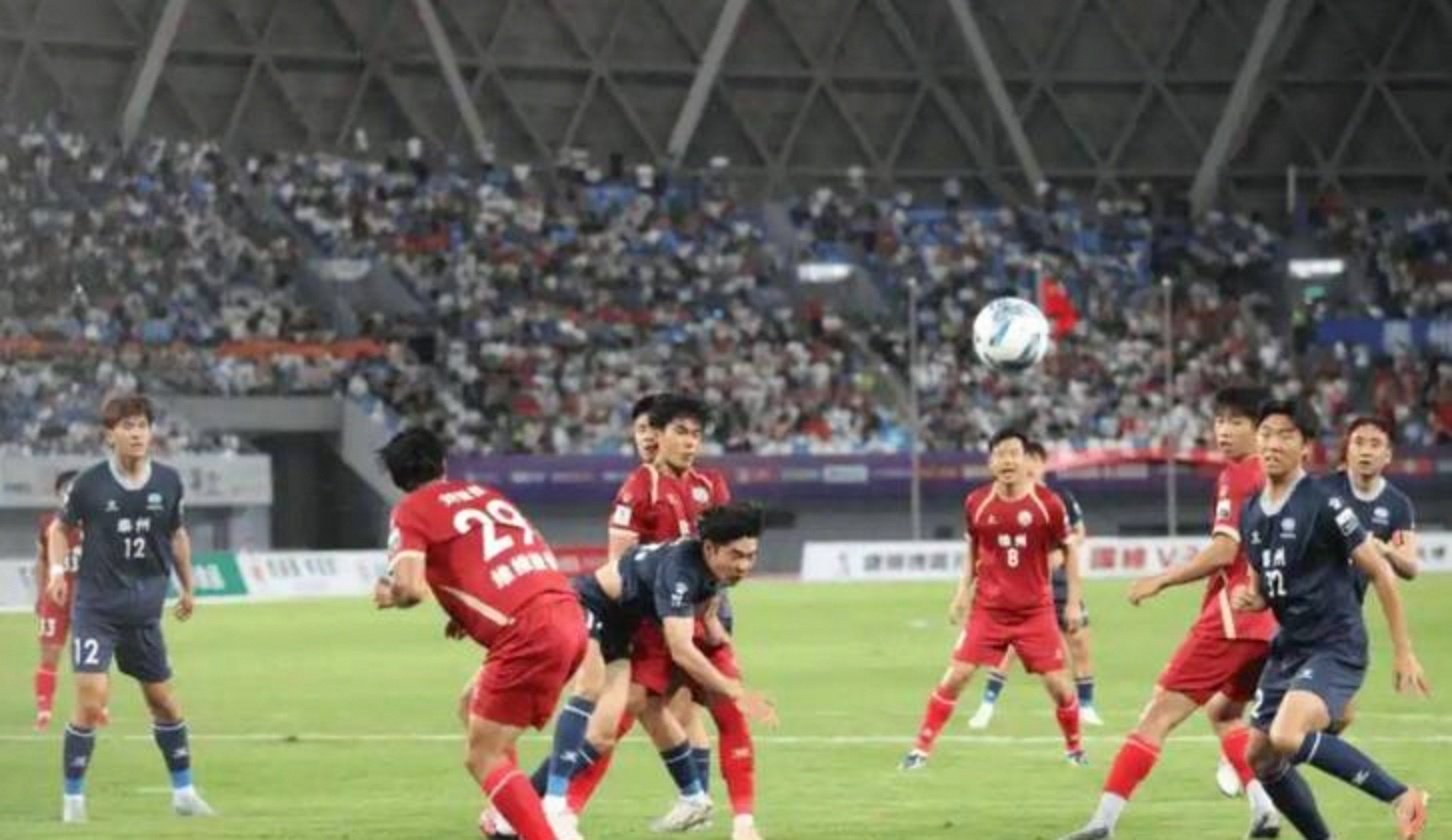 联赛中双方球队激烈对抗赛场火爆