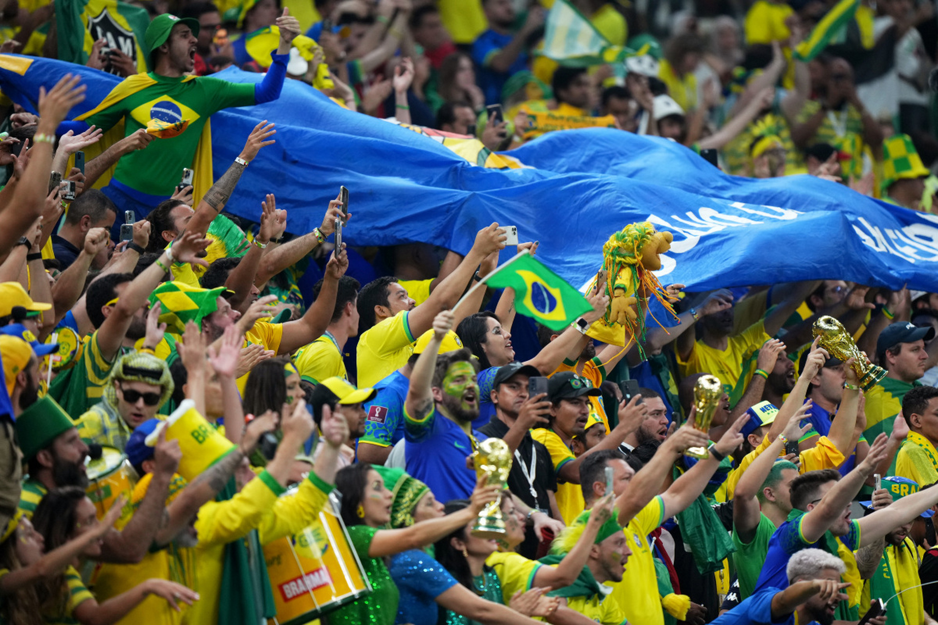 精彩足球大战吸引众多观众驻足观看