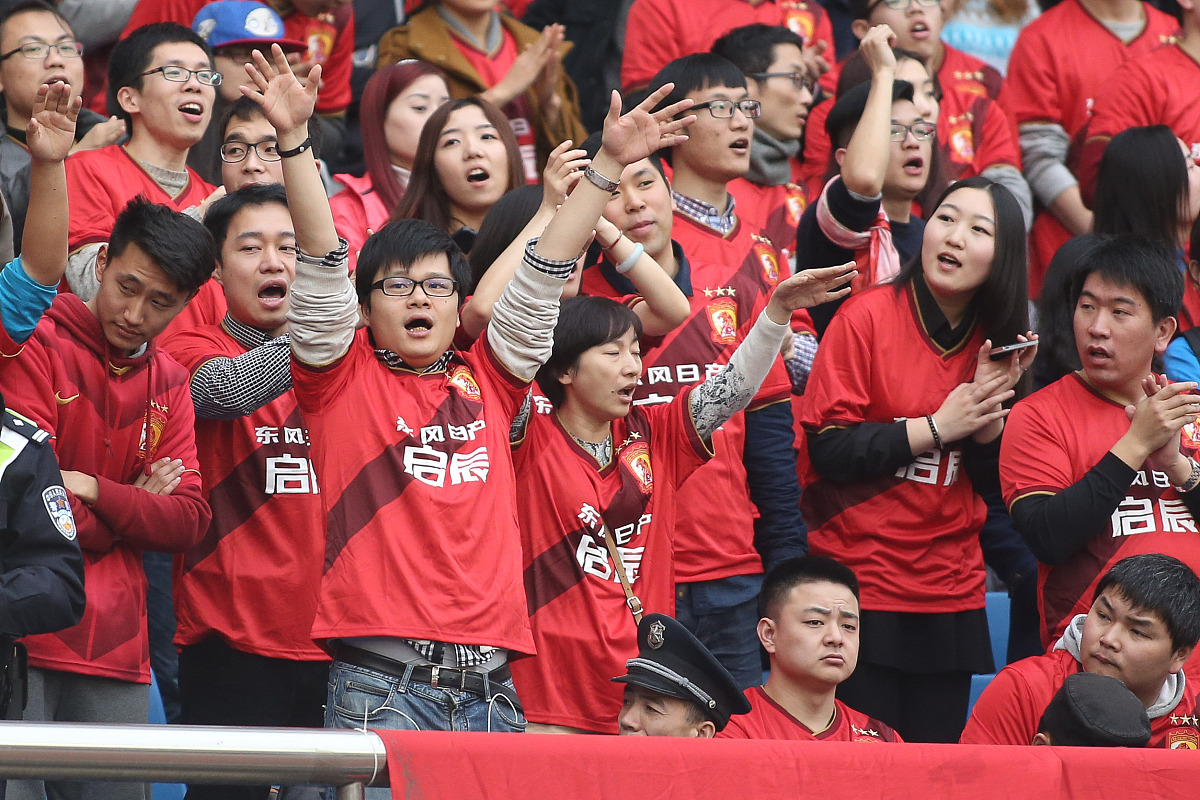 精彩足球大战吸引众多观众驻足观看